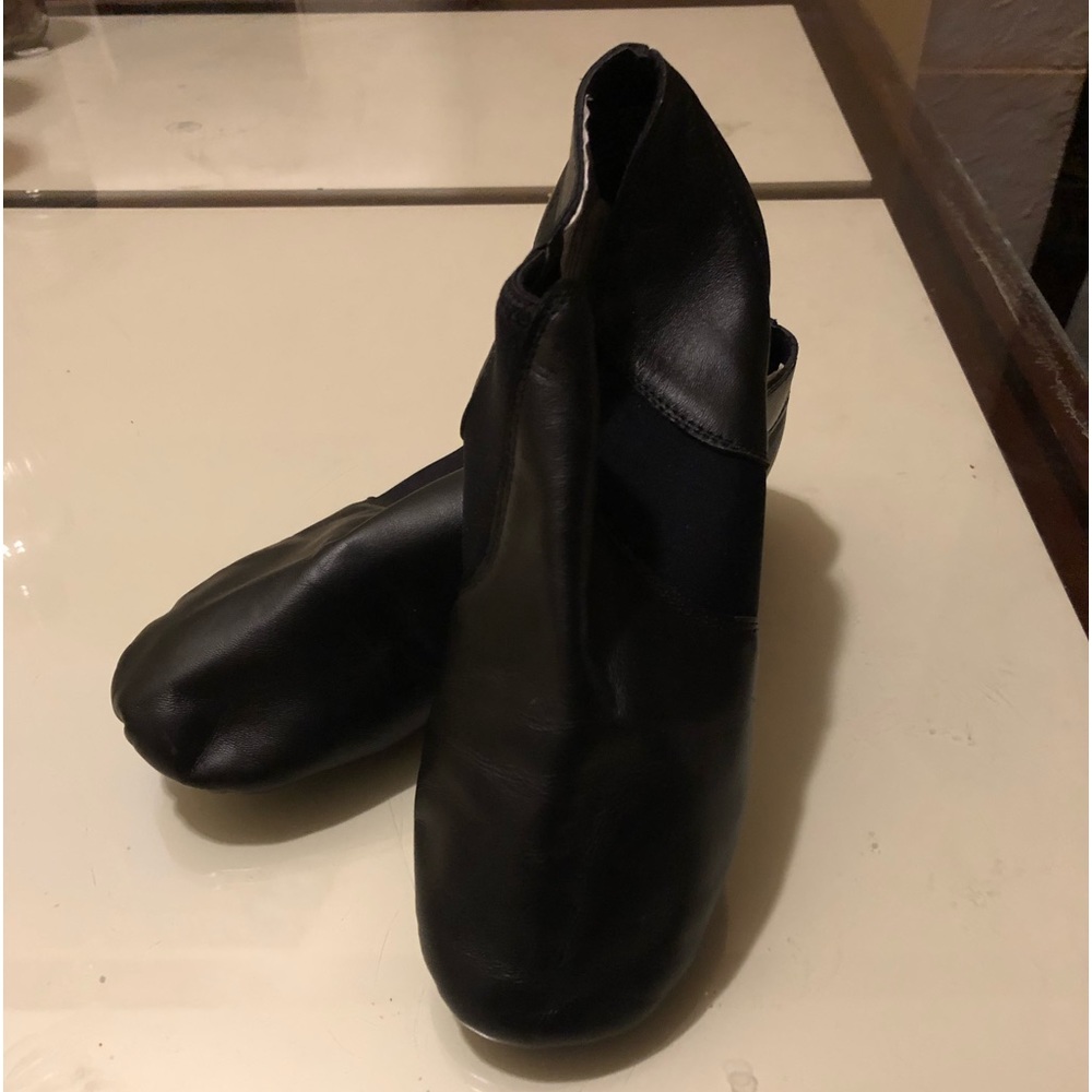 NEW Revolution Dancewear women’s pull on jazz shoes, size 8 M